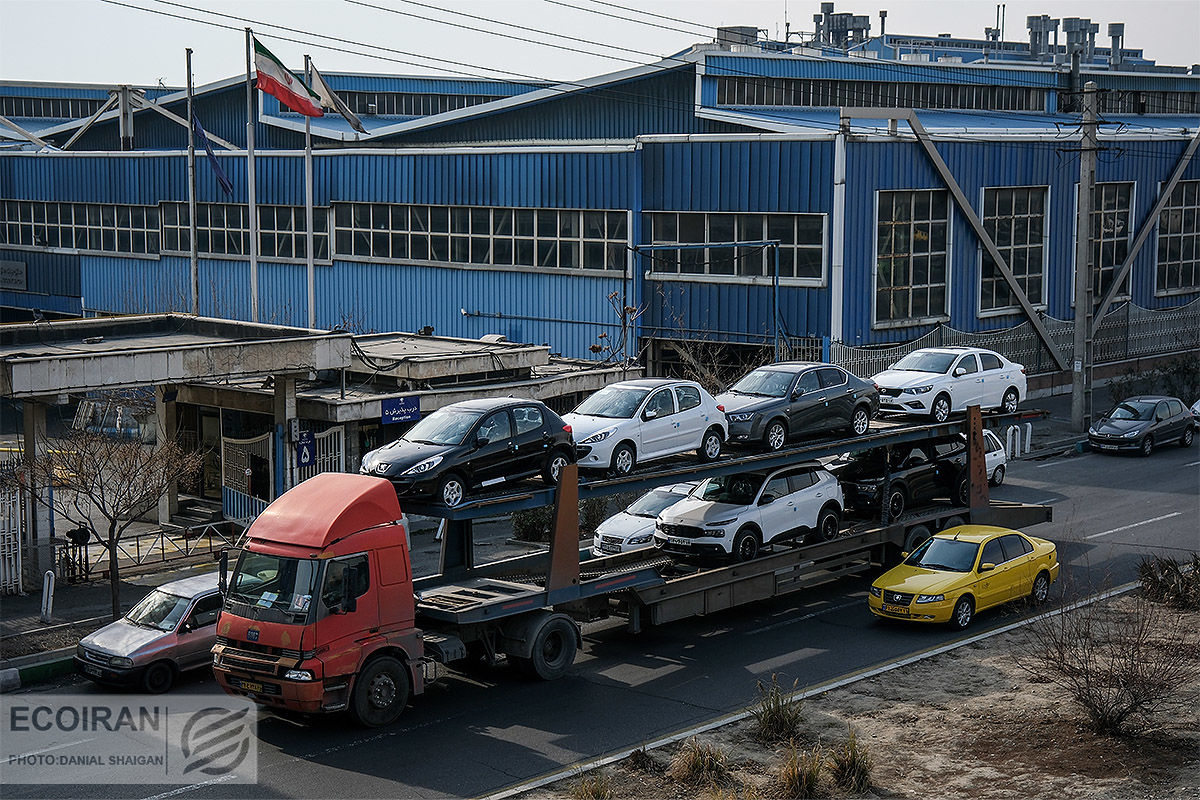 ایران خودرو از خجالت سایپا در آمد / بازار خودرو با نگرانی اخبار را دنبال می کند