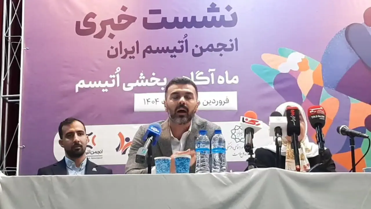برخی خانواده ها دختران اوتیسم را با لباس پسرانه به جامعه می برند تا دچار مشکل نشوند!