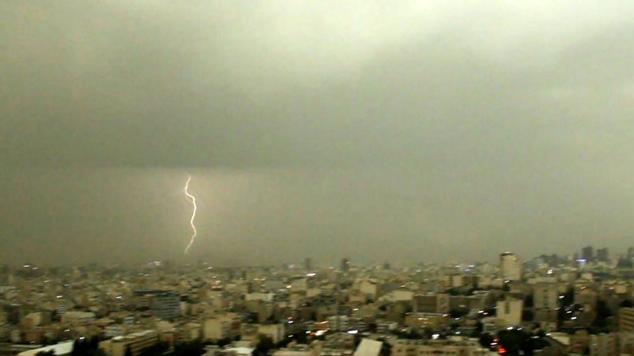 طوفان شدید در تهران ٢۴ نفر مصدوم و یک فوتی برجای گذاشت / احتمال افزایش تعداد مصدومان
