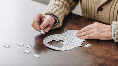 علائم اولیه‌ی آلزایمر چیست؟ چه زمانی باید به روانپزشک مراجعه کنیم؟
