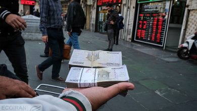 معامله گران بازار سهام و ارز دست به عصا شدند