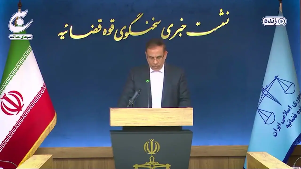 کشف باند سازمان‌یافته قاچاق 21 هزار گوشی با استفاده از گذرنامه‌های جعلی / بازداشت ۲ کارمند گمرک و یک فروشنده