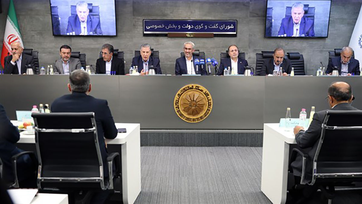 بانک مرکزی به جای دفاع، مشکلات را حل کند