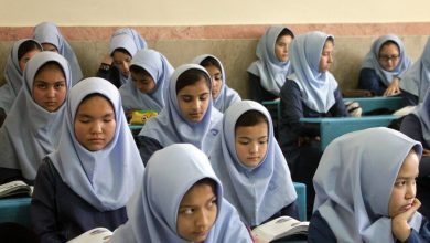 والدین کودک را بعد از اتمام تکالیف تحسین کنند