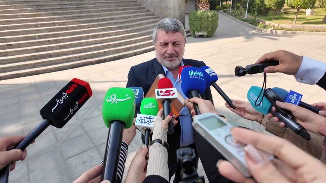 واکشن الیاس حضرتی به فیش حقوقی 200 میلیونی یک کارمند در دولت/ ما سیاسیون عادت داریم مدام با هم دست به یقه شویم