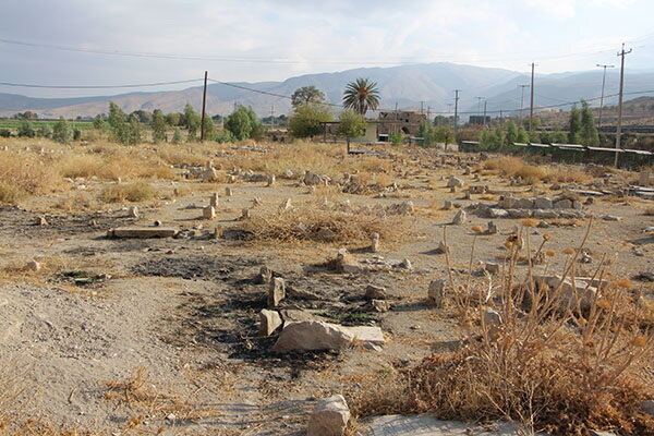 جویندگان گنج گورستان قاجاری را زیر و رو کرده‌اند