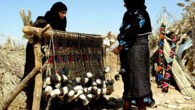 زنانی که از نی و موی بز دیوار زندگی می‌سازند