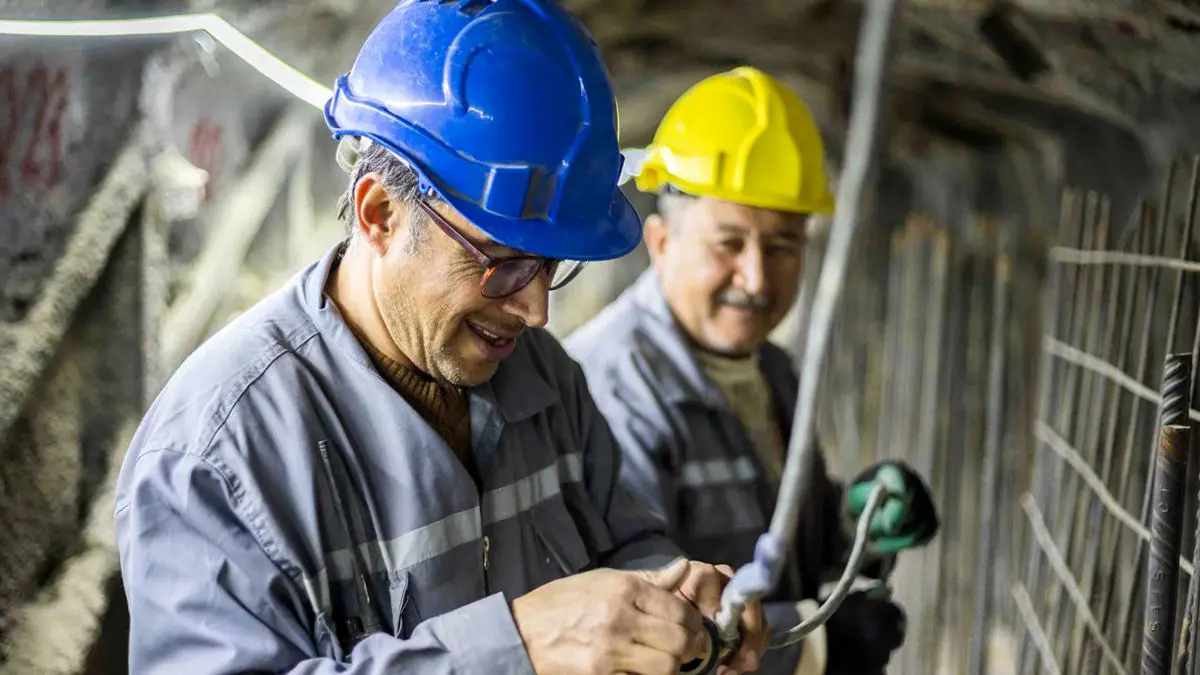 تشریح جزئیات محاسبه مالیات مشاغل در سال 1404 / چرا آهن فروش و بلاگر مالیات یکسان نمی دهند؟ + فیلم