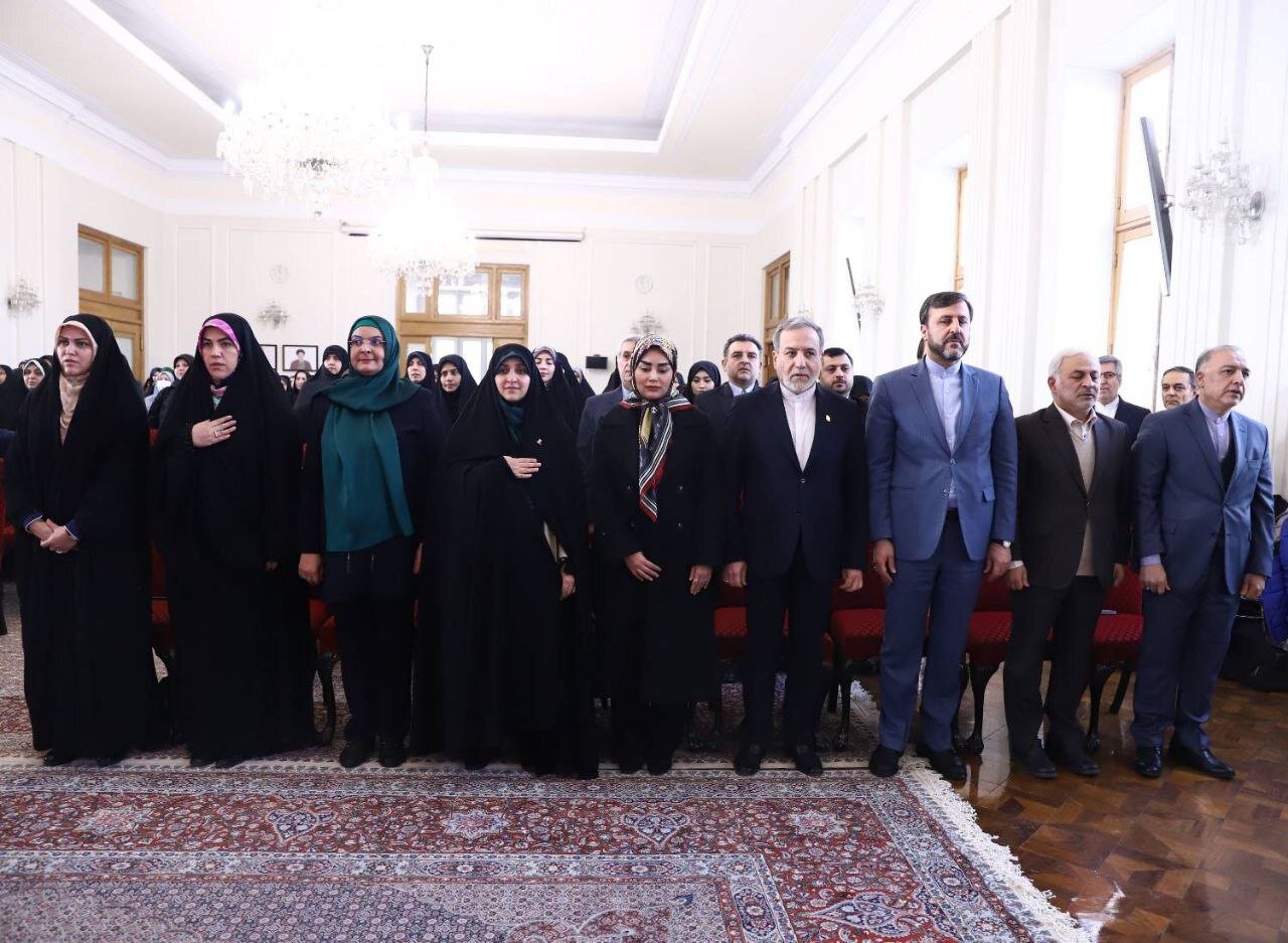 روایت واقعی از زن ایرانی ارائه دهیم/ به وجود زنان ایرانی خارج از کشور افتخار میکنیم