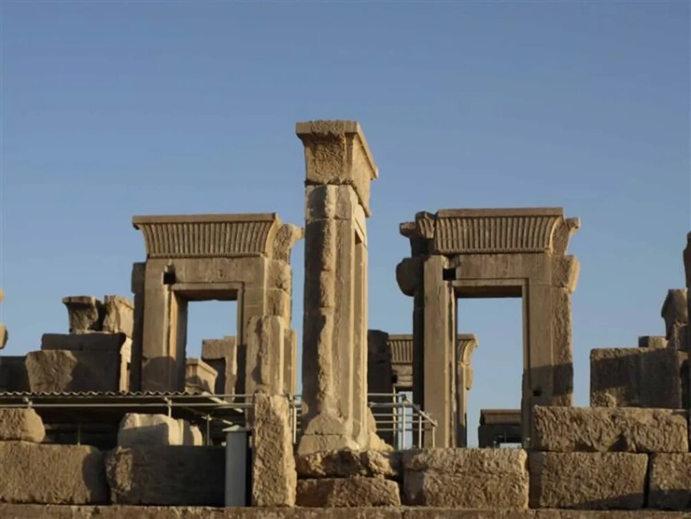 شرایط بحرانی کاخ هدیش تخت جمشید/ گلسنگ کمترین آسیب را به آثار باستانی می‌رسانند