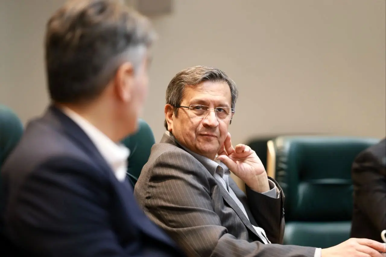 همتی وعده داد تا یک سال آینده ارز را ثابت نگه می‌دارد