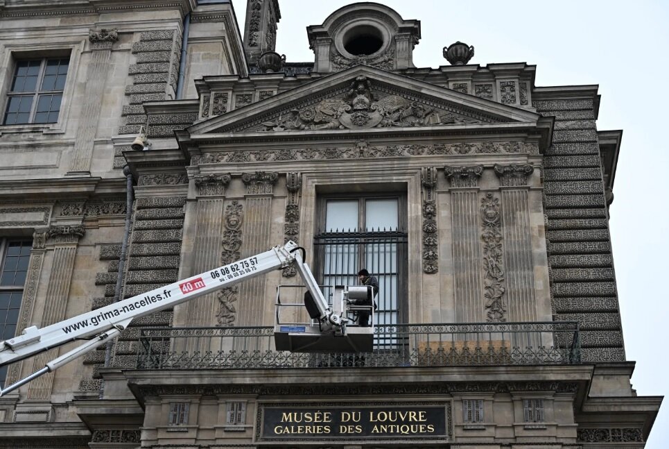 پنجره دردساز «لوور» پشت میله‌ها رفت