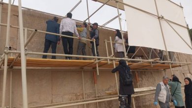کتیبه سه‌زبانه داریوش اول در تخت جمشید در معرض بازدید گردشگران قرار می‌گیرد