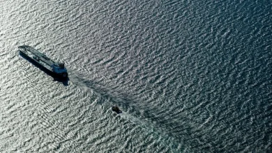 ایران نفت بیشتری می‌فروشد، اما درآمد کمتری کسب می‌کند