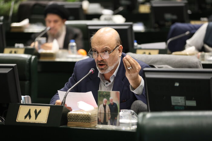 شکاف میان نسل جدید و خانواده‌ موجب کمرنگ شدن نقش تربیتی والدین می‌شود