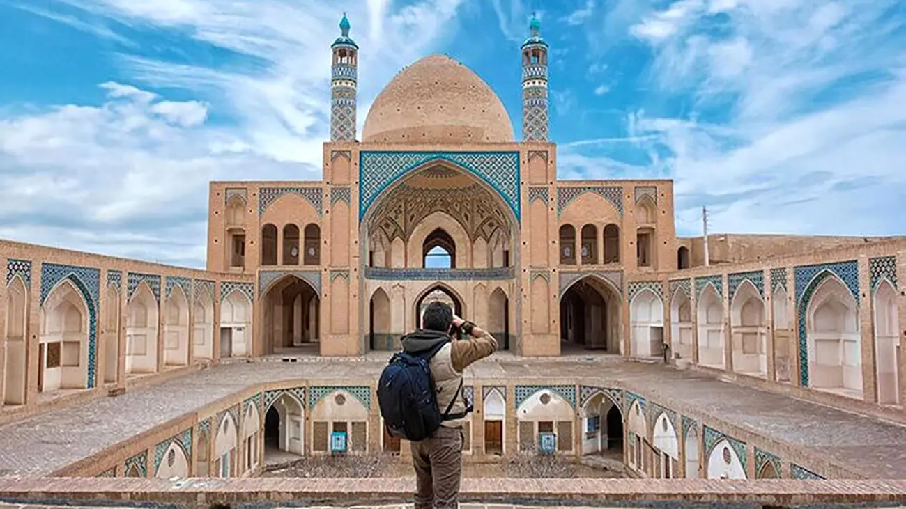 ورود گردشگران خارجی به ایران ۱۰.۶۷ درصد کاهش یافت / ایران در بحران گردشگری، ترکیه در اوج؛ همسایه رکورد زد و ما عقب ماندیم / جنگ و ناآرامی، گردشگری را نابود می کند