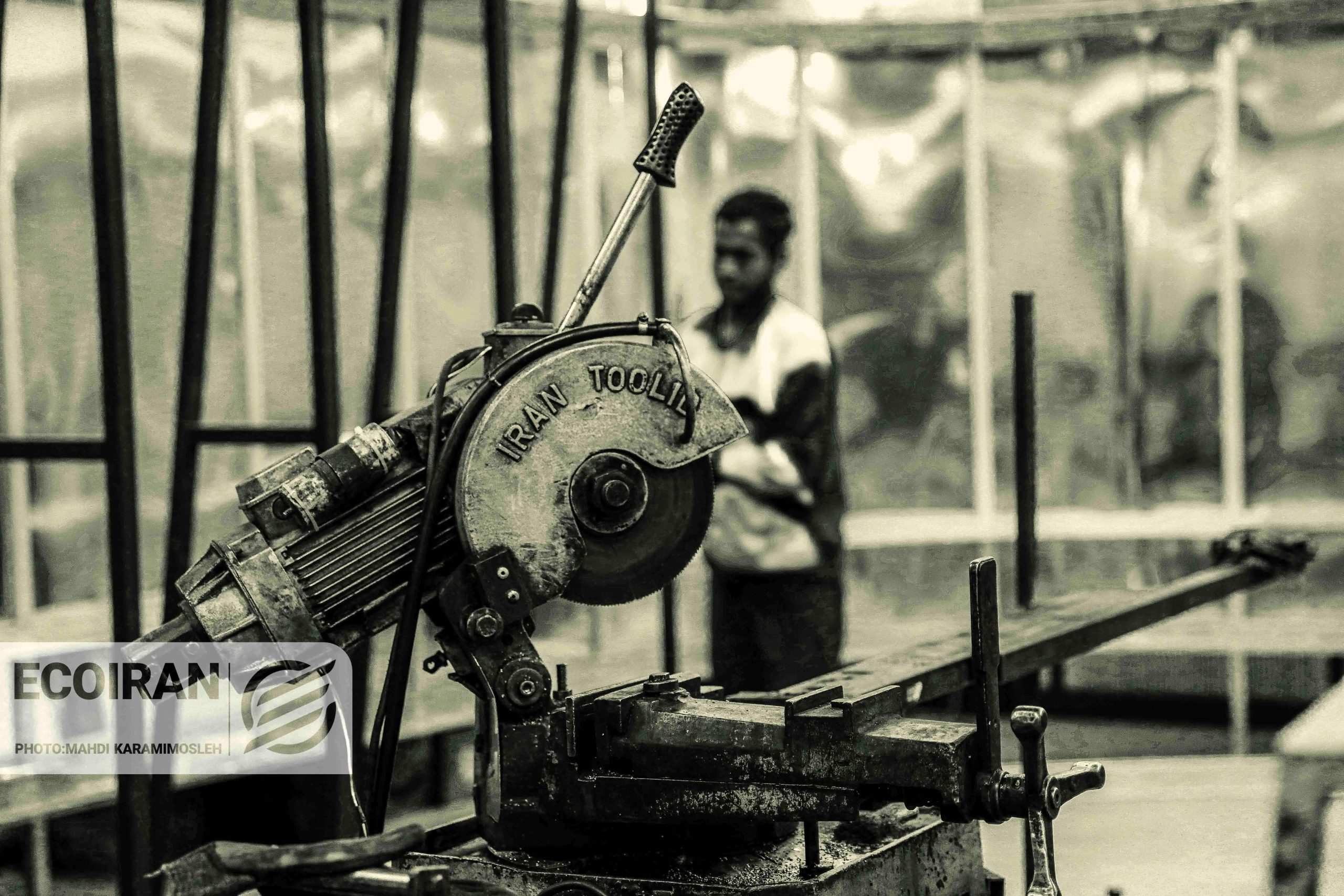 چرا باید شرایط به شکلی باشد که لازم باشد حقوق چند بار تغییر کند؟