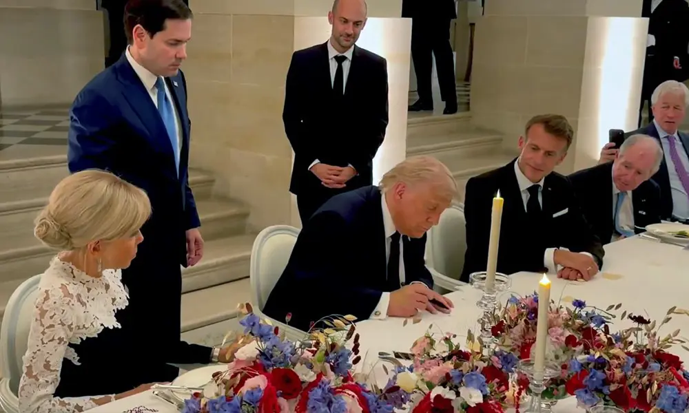 Trump-signed-agreement-Iran