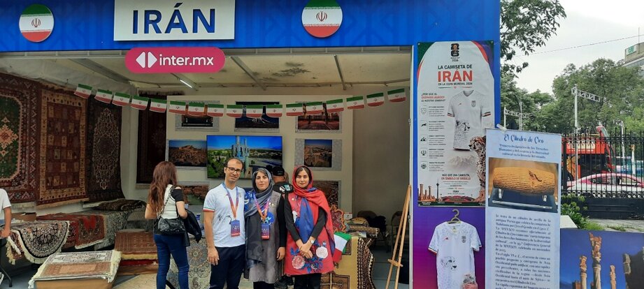 مکزیکی‌ها در صف غرفه ایران؛ از فرش و زعفران تا خرید پیراهن تیم ملی برای سفر به تیخوانا