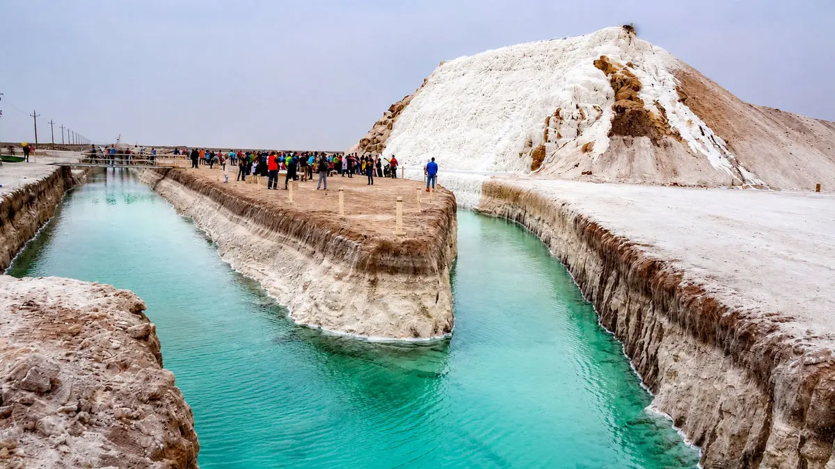 شاهکار طبیعت در دل کویر ایران؛ آبشار ۲۵ متری نمکی خور و بیابانک گردشگران را شگفتزده کرد