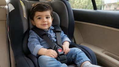 بدقلقی کودک در صندلی ماشین را باج‌گیری عاطفی ندانیم