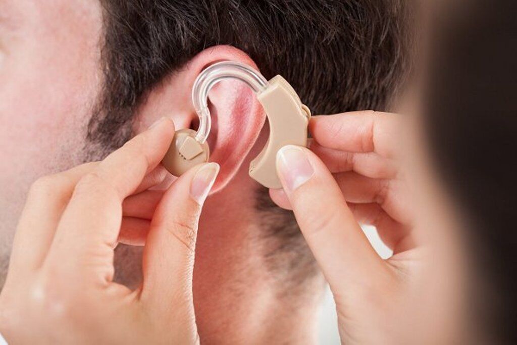 استفاده از سمعک برای افراد کم‌شنوا نباید به تاخیر بیافتد