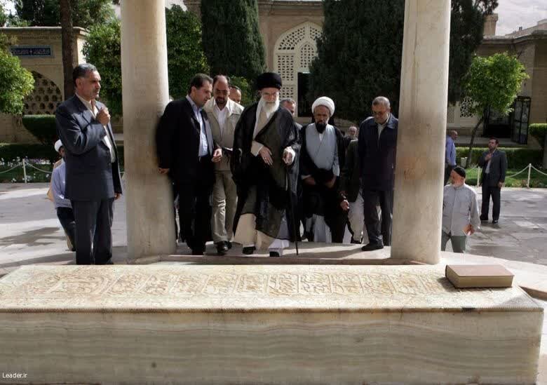 نسخه خطی «دیوان حافظ» اهدایی رهبر شهید در حرم رضوی رونمایی شد